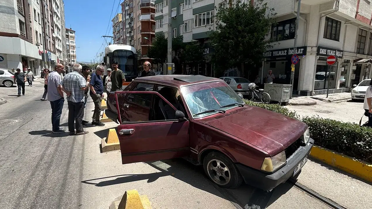 Eskişehir'de trafik kazası nedeniyle tramvay seferleri aksadı