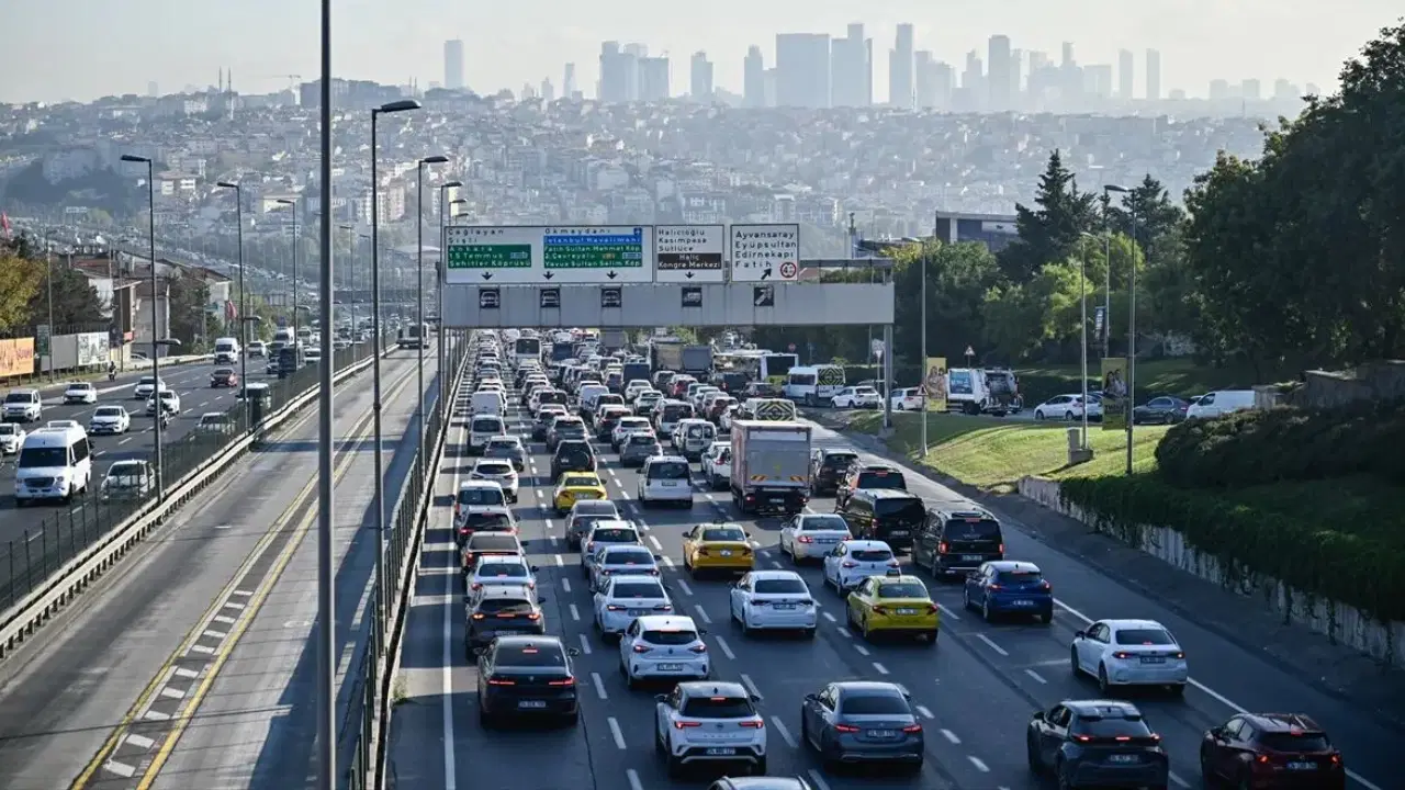 İstanbul'da haftanın ilk iş gününde trafik yoğunluğu yaşanıyor