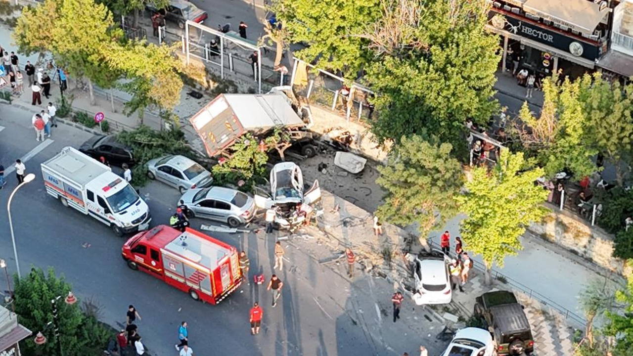 Feci kaza kamerada… Freni patlayan kamyon 10 araca çarpıp, kanala düştü!