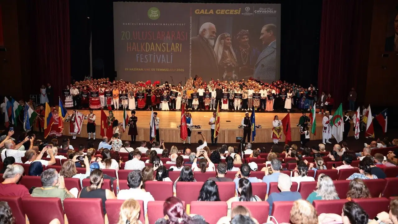 Dünyanın bütün renkleri Denizli’de buluştu
