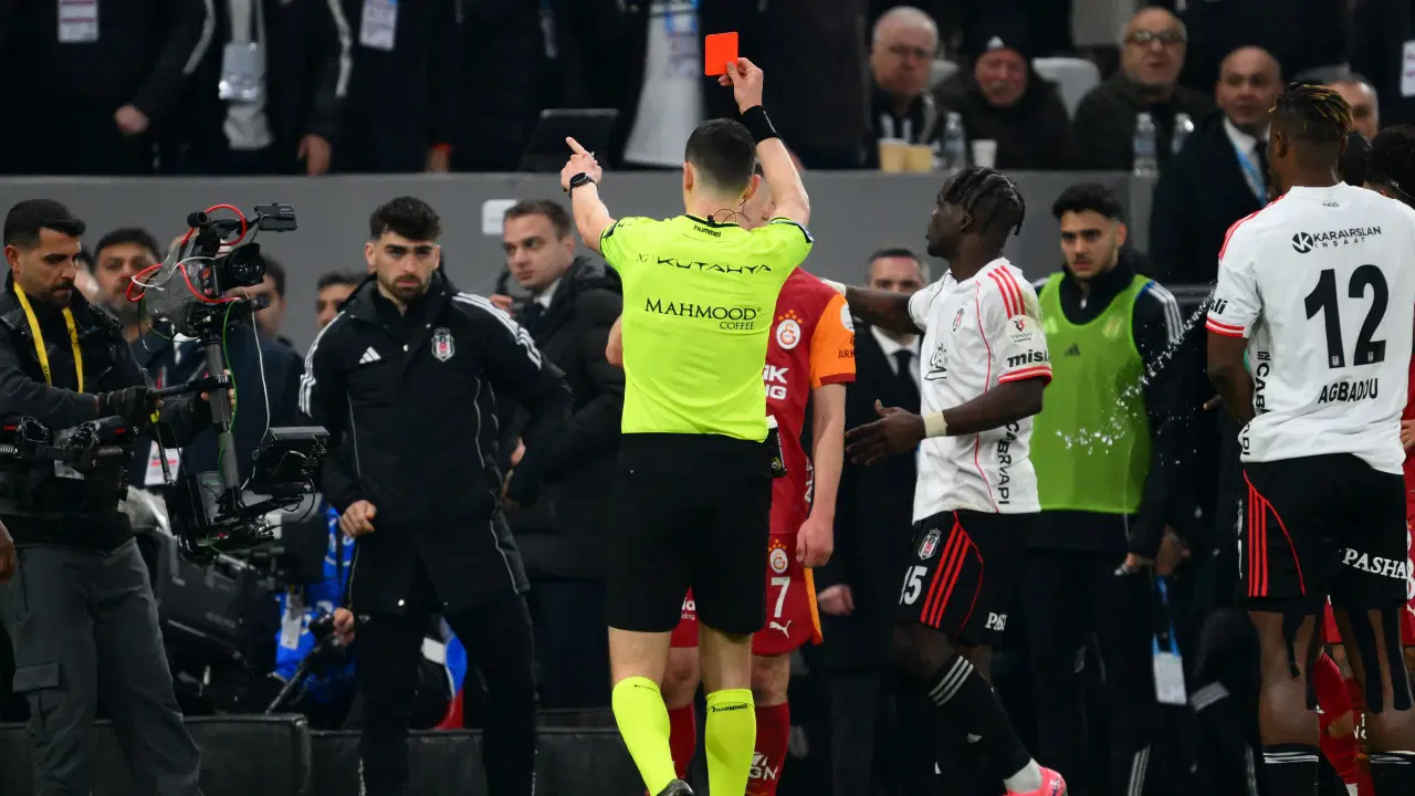 Beşiktaş-Galatasaray derbisinin VAR kayıtları yayımlandı!