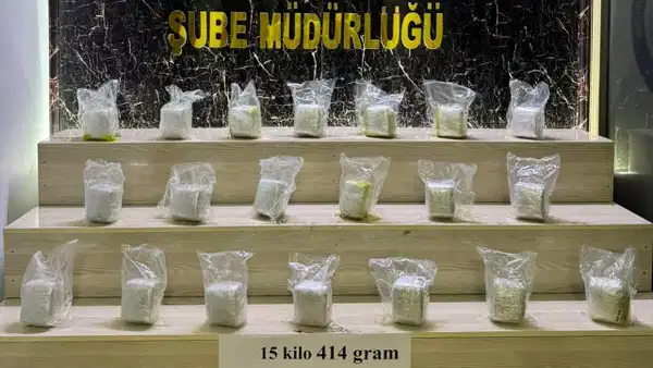 Aracın yakıt deposundan 15 kilo esrar çıktı: 3 tutuklama