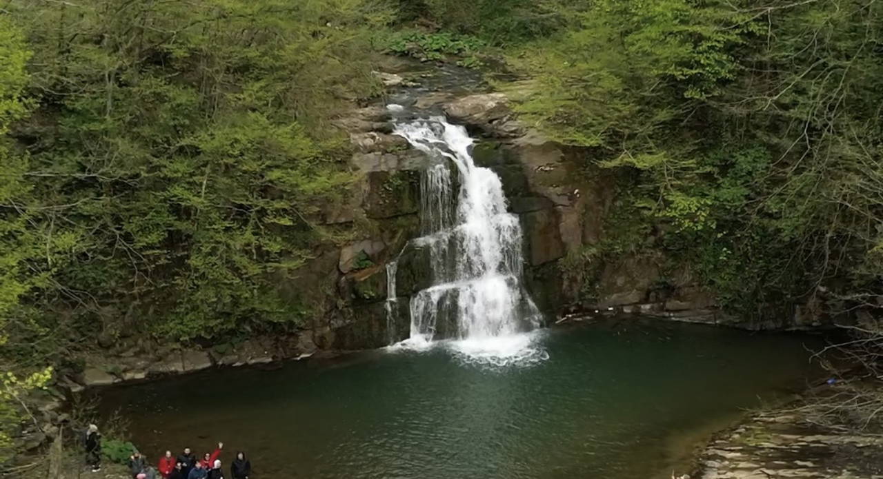 Bartın’da saklı bir hazine: Gölderesi Şelalesi ilkbahar rengiyle büyüledi!