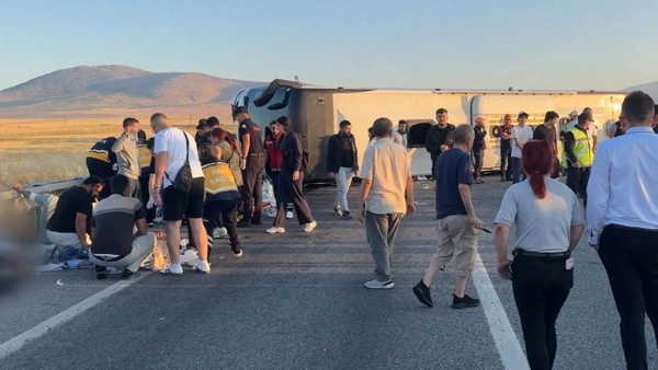 Kütahya'da feci kaza... Yolcu otobüsü devrildi: Çok sayıda yaralı var