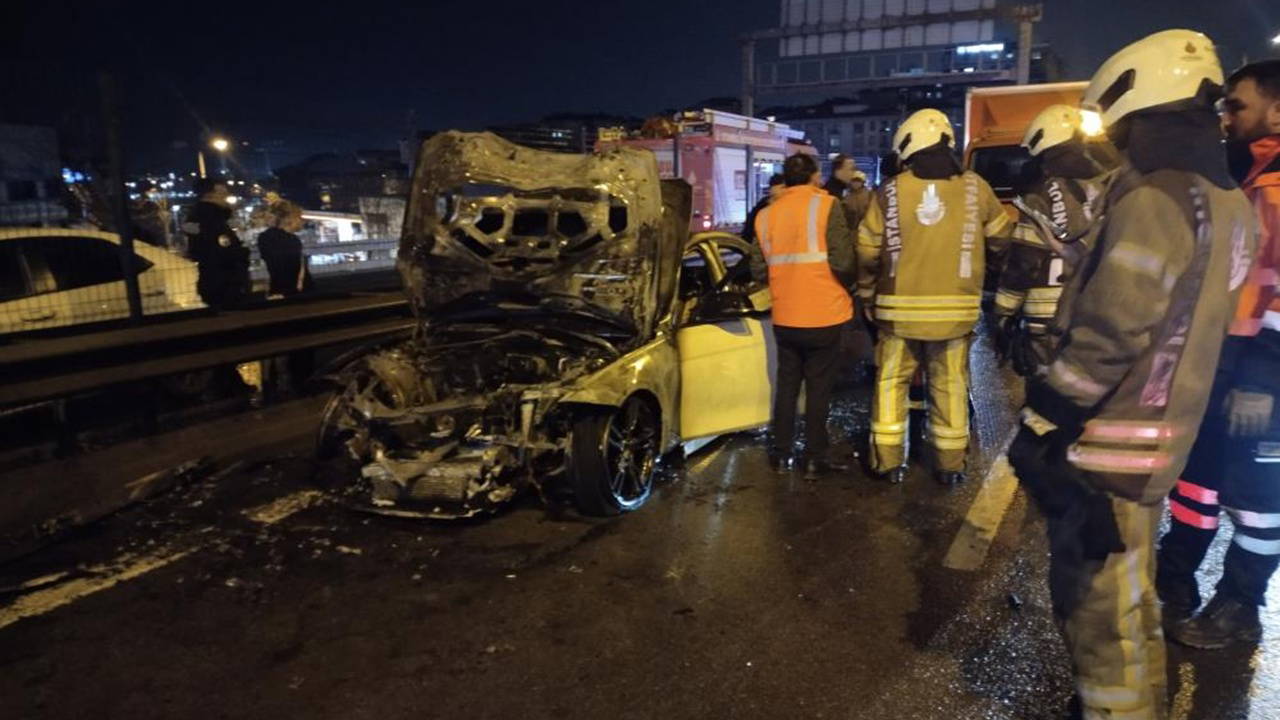 Kadıköy'de seyir halindeki otomobil yandı