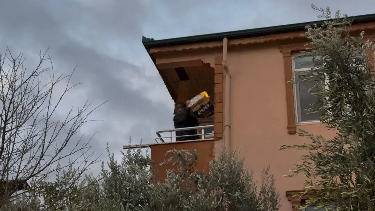 Lodosun etkisiyle alevler komşu binaya sıçradı: Balkondaki alevli eşyaları aşağı attı