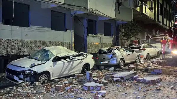 Zeytinburnu'nda boşaltılan binanın çatısından kopan beton parçaları park halindeki 3 aracın üzerine düştü