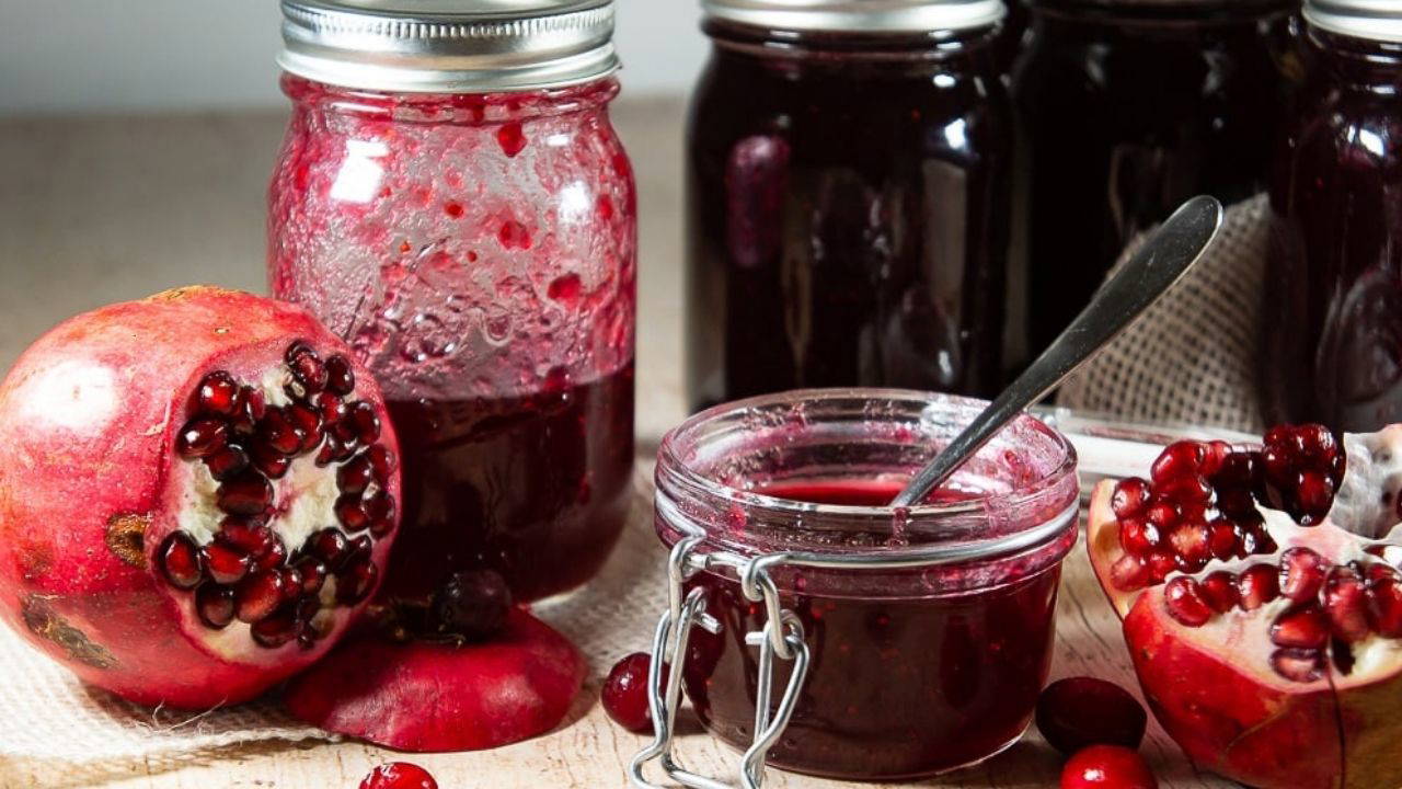 Kış sofralarına renk katan lezzet: Nar reçeli tarifi