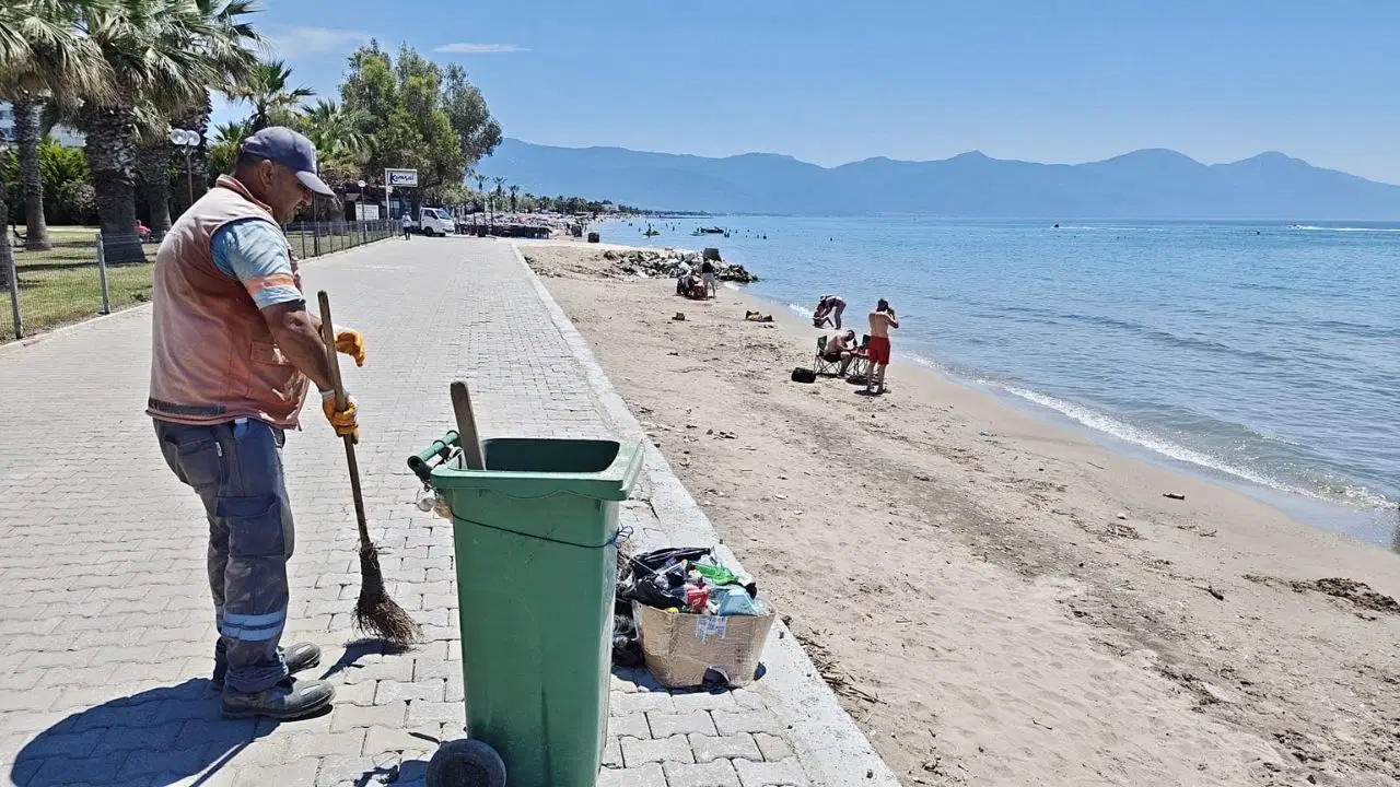 Kuşadası’nda bayram tatilinde 3 bin 67 ton çöp toplandı
