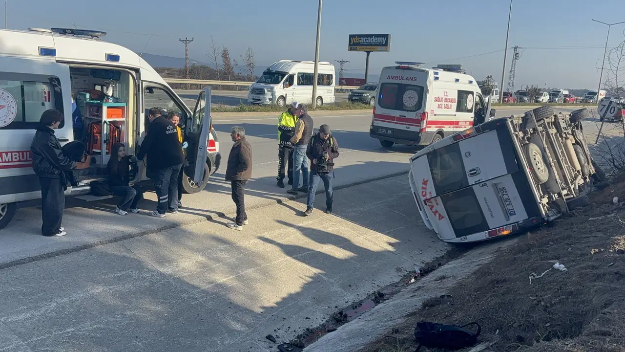 Çanakkale'de yolcu minibüsü devrildi: Yaralılar var!
