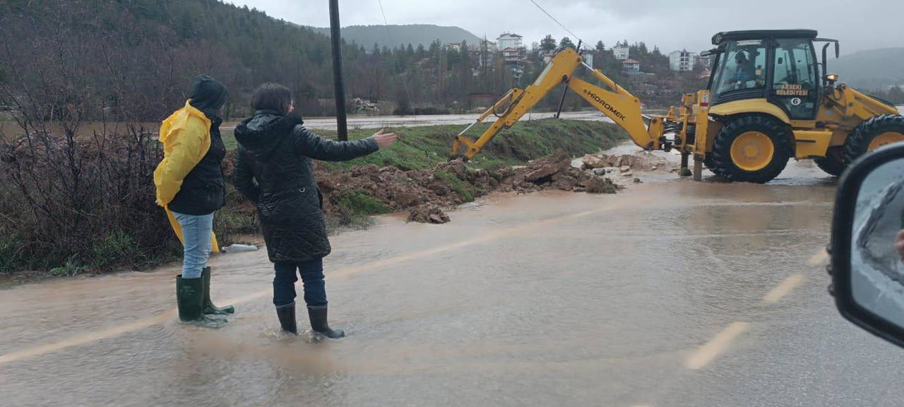 Akseki'de selin yarattığı hasarlarla mücadele sürüyor