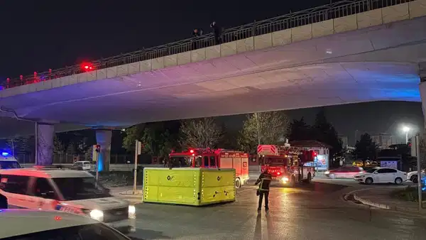 İntihar etmek için köprüye çıkan şahsı polis ikna etti