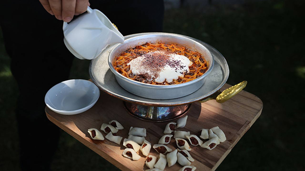 Selçuklu saraylarından günümüze: Adım adım Kayseri usulü tepsi mantısı tarifi