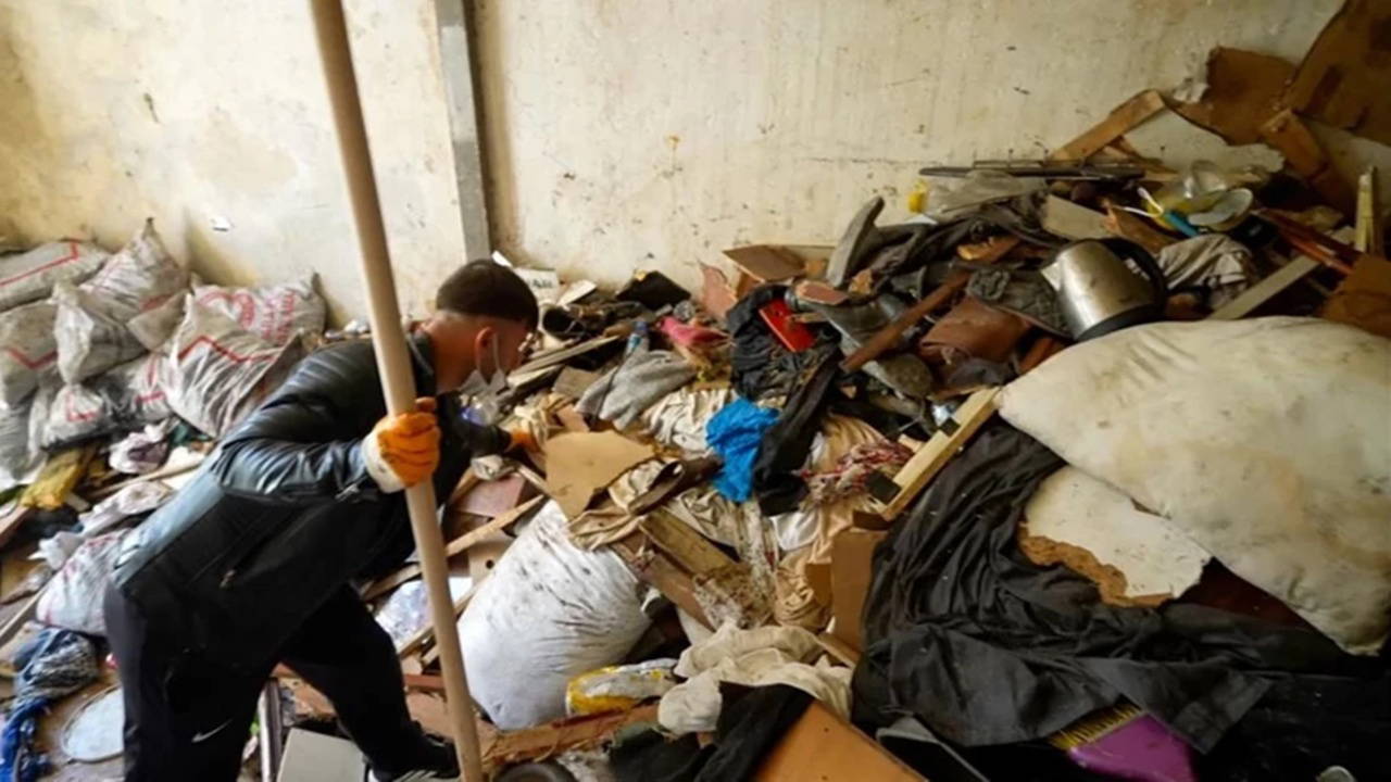 Tarsus'ta 'çöp ev' operasyonu: 28 kamyon atık çıktı