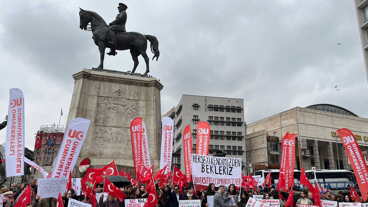 Üniversiteli Cumhuriyetçiler'den 'Egemenlik bizimdir' yürüyüşü