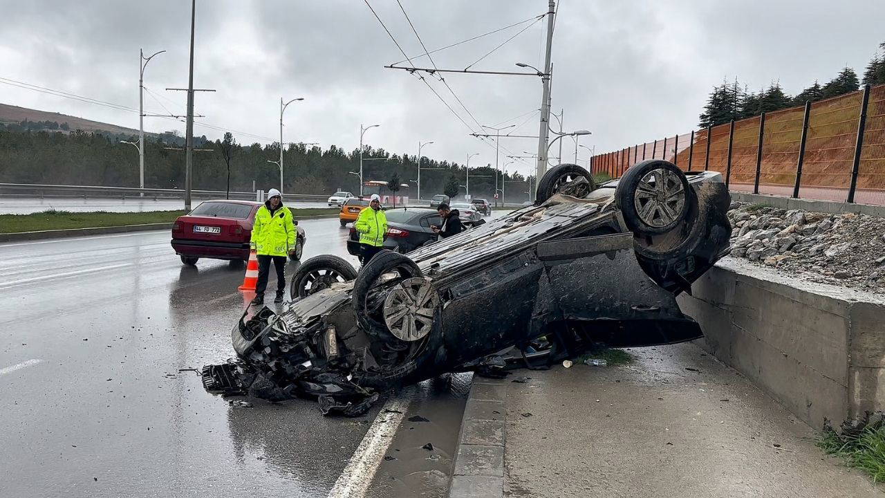 Malatya’da korkutan kaza: Otomobil takla attı, 5 kişi mucize eseri kurtuldu