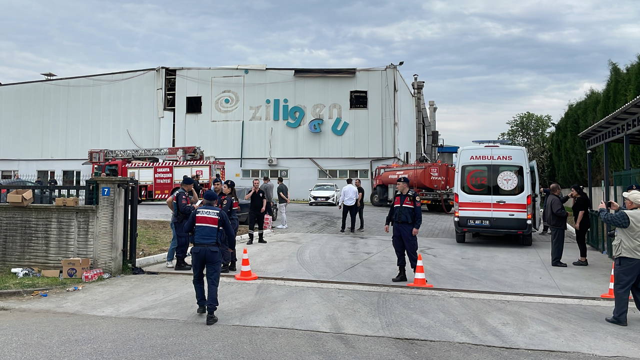 Sakarya'da fabrikada patlama sonrası yangın: 1'i ağır, 8 yaralı
