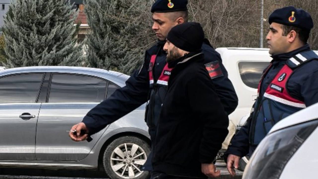 Tekel bayisine ateş edip 2 kişiyi yaralayan cezaevi firarisi tutuklandı