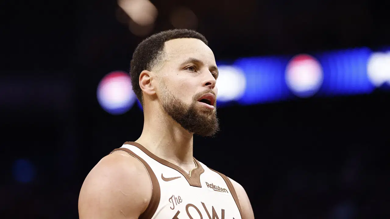 Stephen Curry, NBA tarihine geçti! 