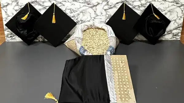 Bağcılar’da mezuniyet keplerine gizlenmiş 53 bin 100 uyuşturucu hap ele geçirildi