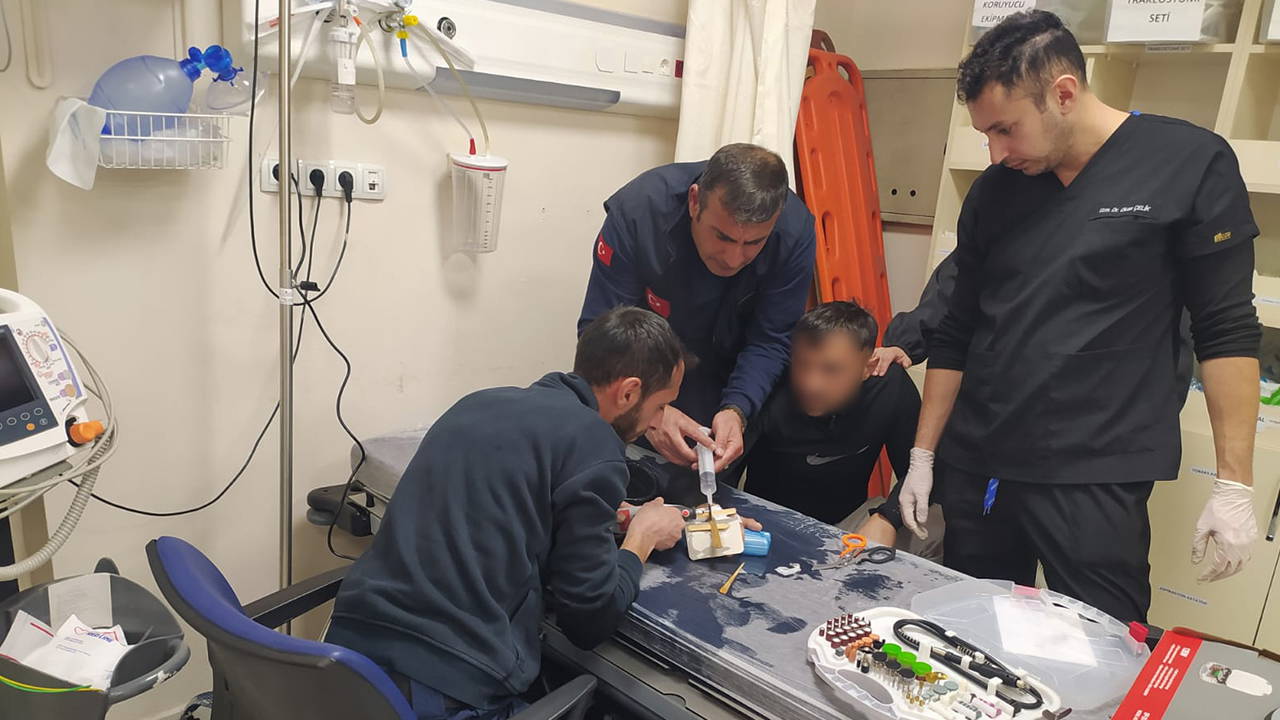 Parmağına sıkışan yüzüğü itfaiye çıkardı