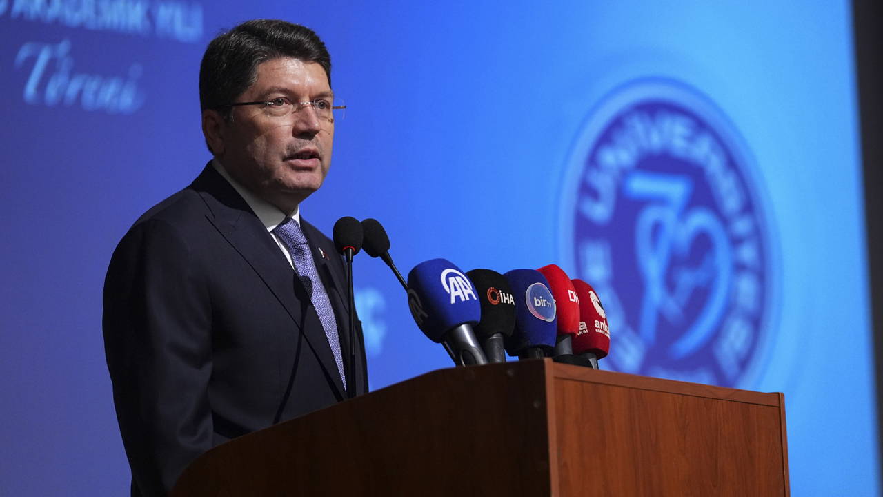 Bakan Tunç'tan 'beyin göçü' tepkisi: Gençlere 'Bu ülkede yaşanmaz' diyenler var...