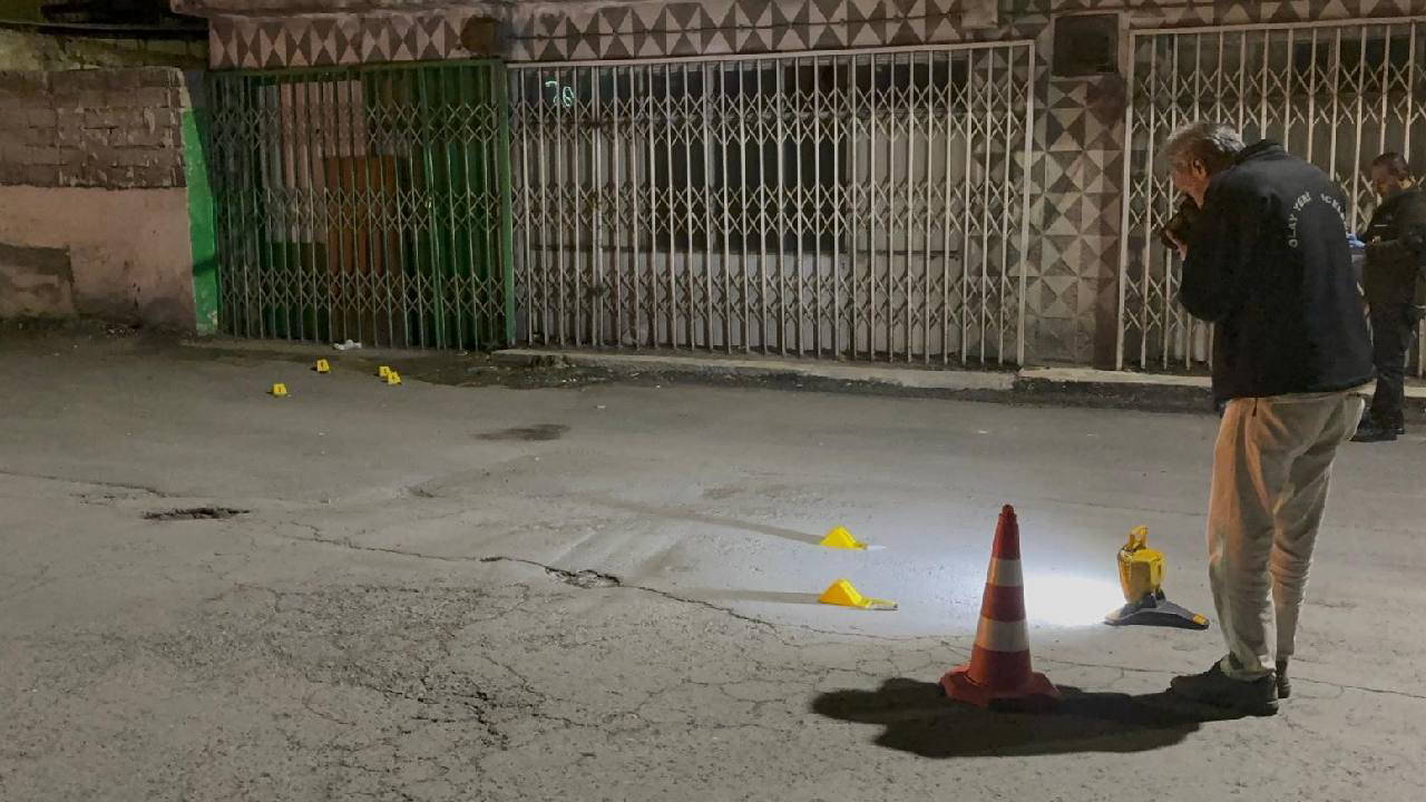 Kayseri'de pompalı tüfekle evi kurşunladılar!