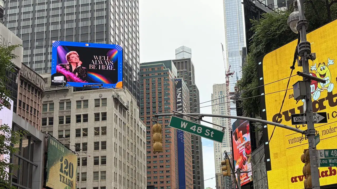 Erdoğan'a Zeki Müren’li karşılama... 19 Mart Platformu’ndan Times Square’de Lgbti+ mesajı
