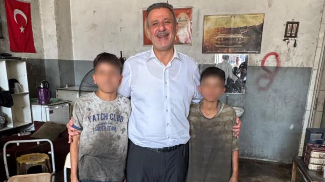 AKP’li vekil çocuk işçilerle poz verdi! ‘Sanayi esnafımızın çayını içtik’ dedi