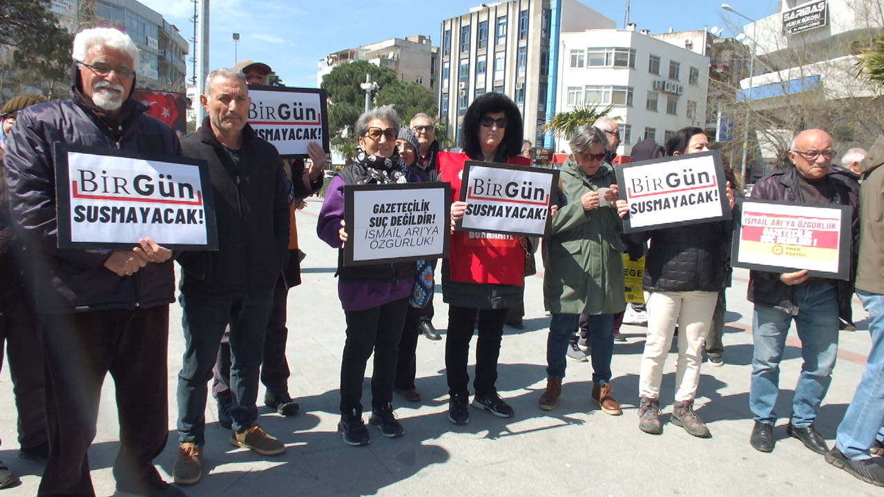 Gazeteci İsmail Arı'nın tutuklanması Burhaniye'de protesto edildi: 'İnatla, ısrarla yazmaya devam edeceğiz'