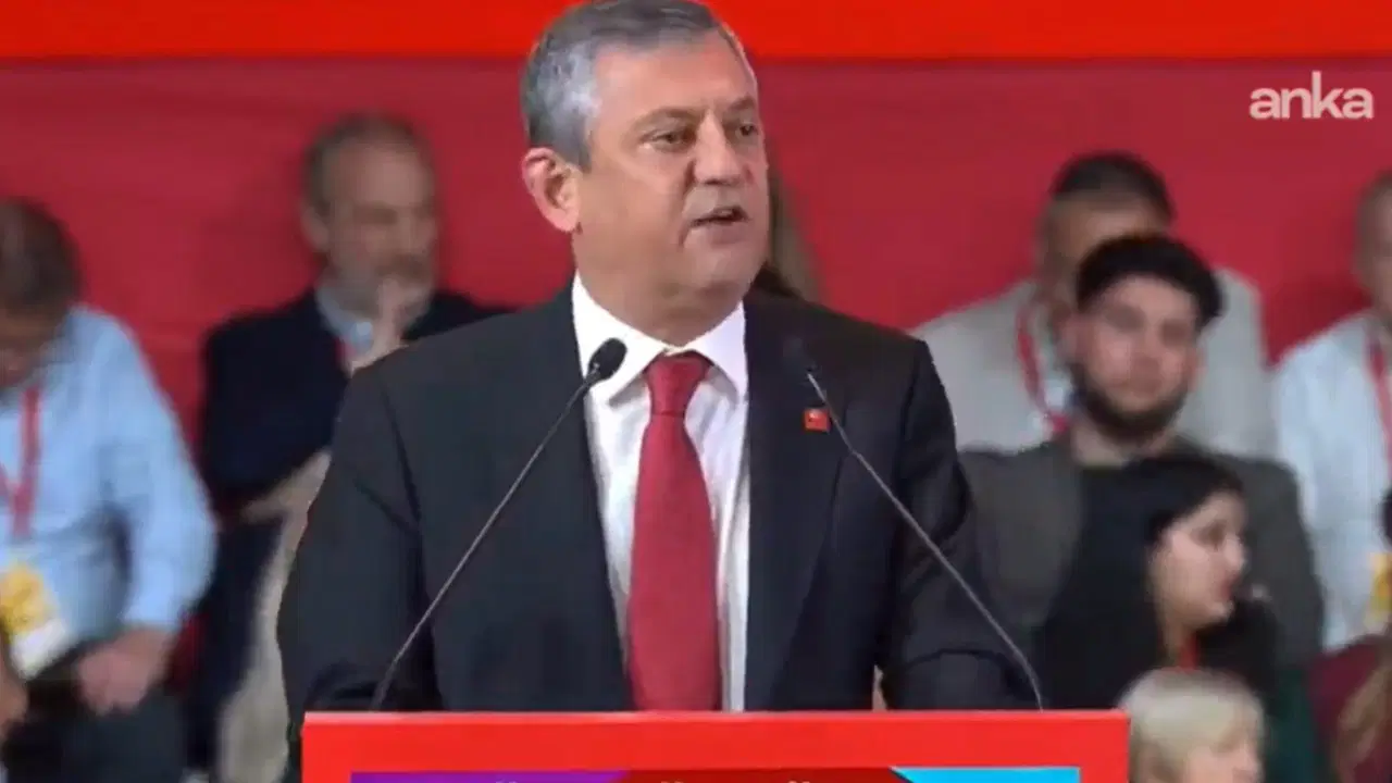 Özgür Özel’den Barselona’da tarihi konuşma! Otoriterliğe karşı ‘demokrasi cephesi’ çağrısı!