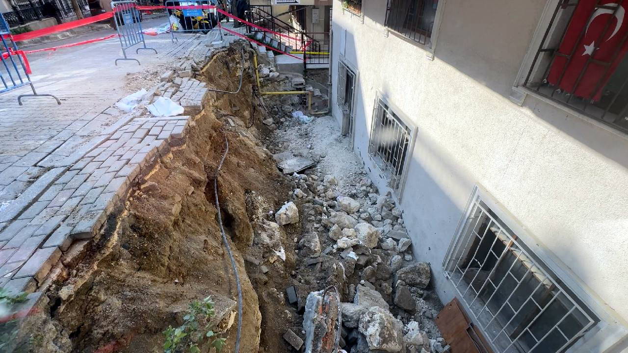 İstanbul'da sıcak saatler... Kaldırım duvarı çöktü!
