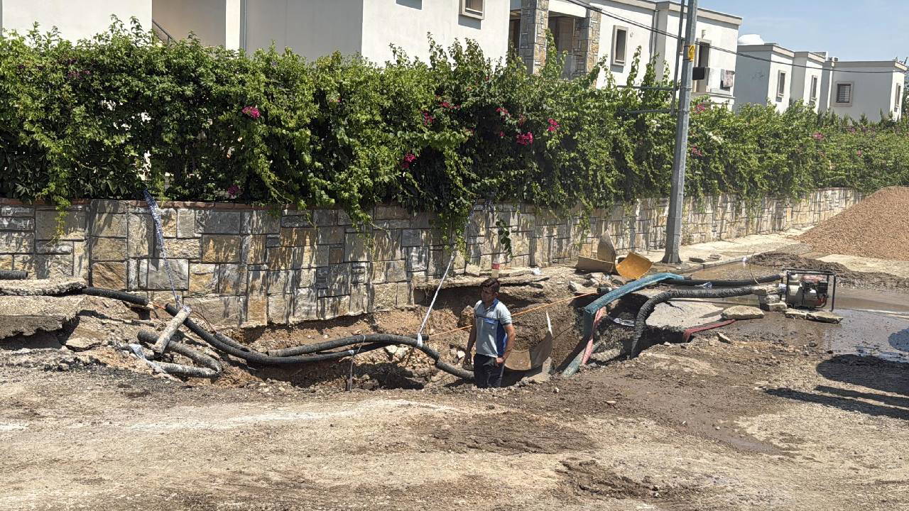  Bodrum'da ana su isale hattı patladı... Yol trafiğe kapandı!