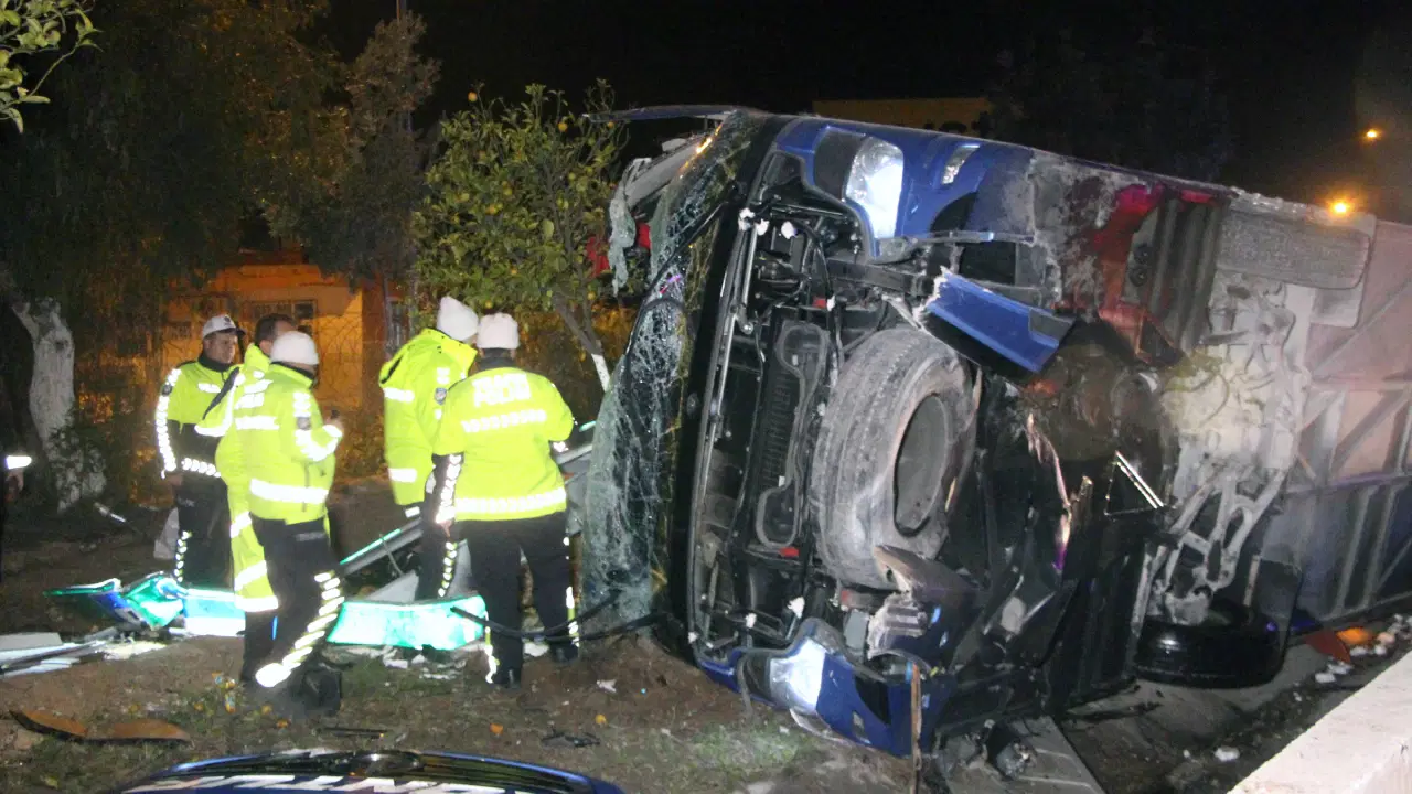 Adana'da yolcu otobüsü devrildi: Yaralılar var!