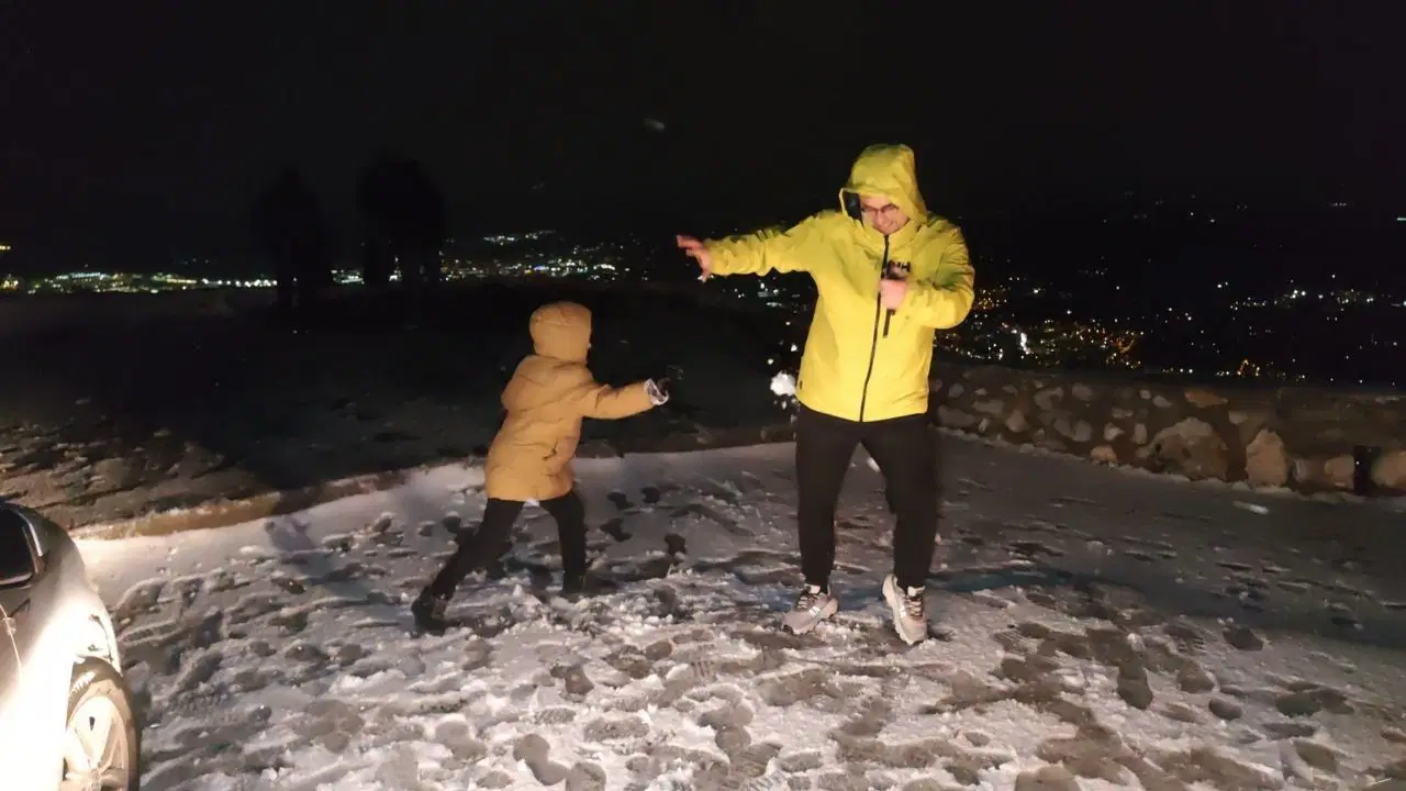 Spil Dağı Milli Parkı'na mevsimin ilk karı düştü