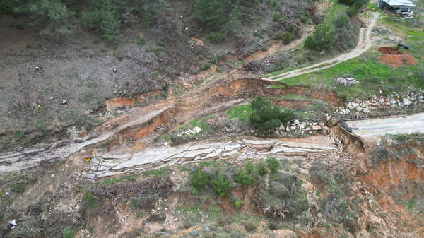 Manisa'da toprak kayması: Yol ulaşıma kapatıldı!