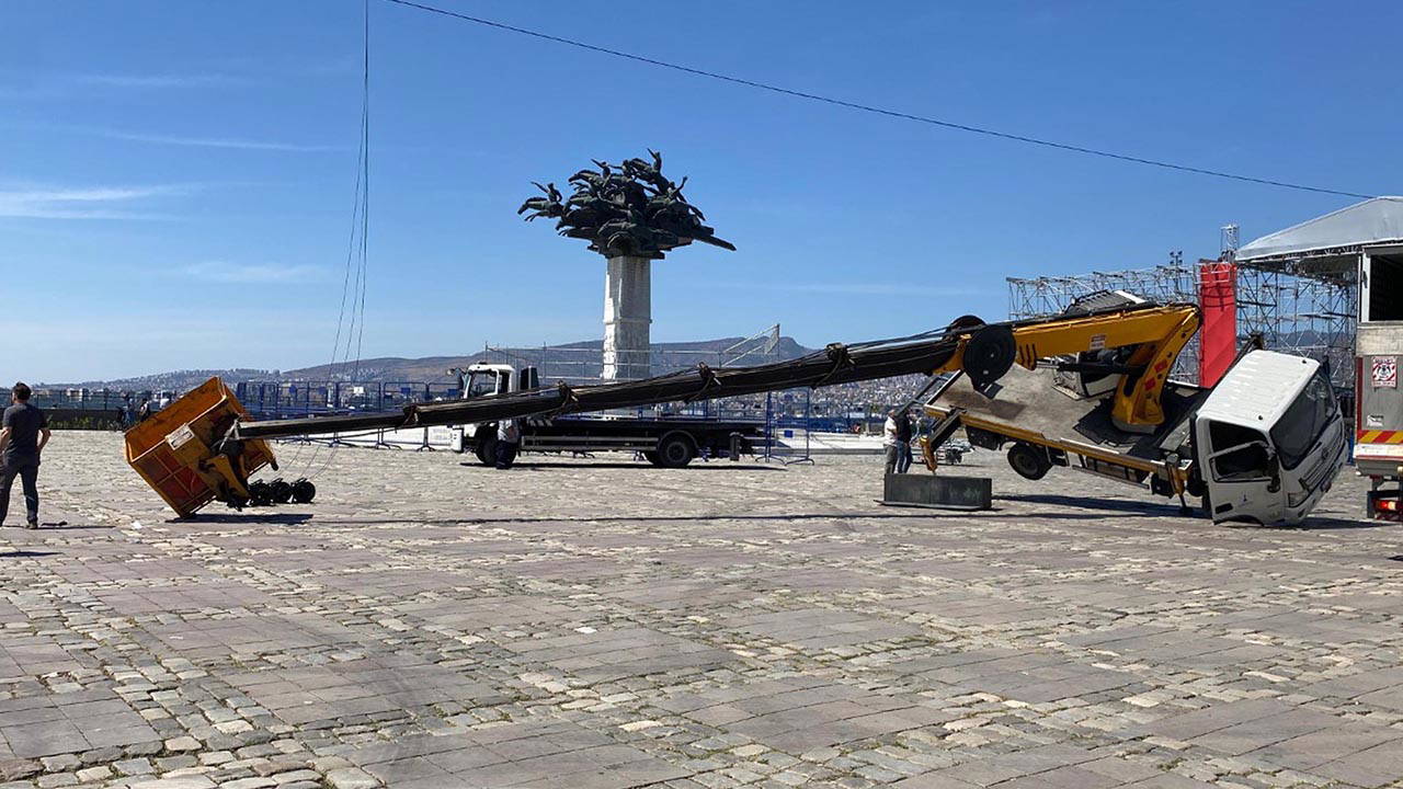 Sahne kurulumu sırasında vinç devrildi: Gazeteciler darp edildi