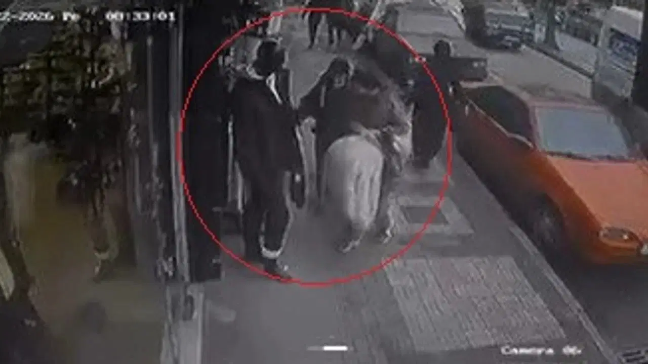 Mağaza önündeki kıyafetleri çaldılar: O anlar kamerada