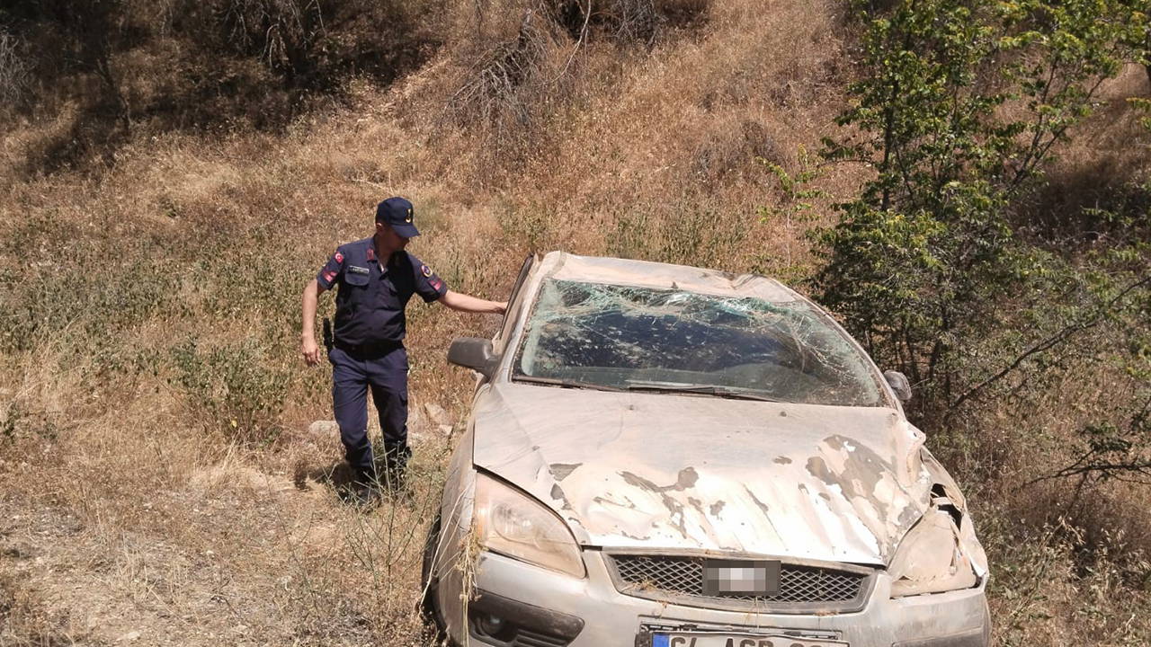 Uyuyakaldı: Eşi uyarınca panikleyip direksiyonu şarampole kırdı