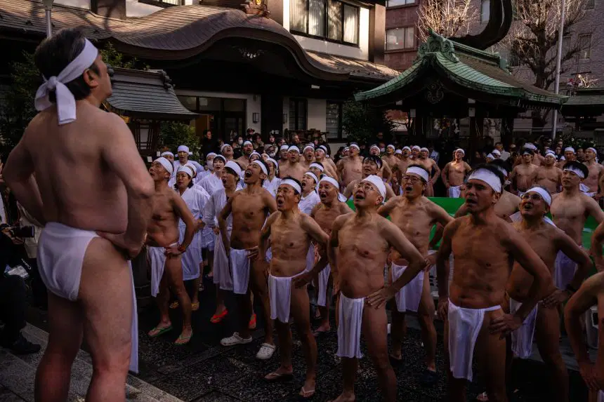 Japonya’da 71 yıllık arınma ritüeli: Yeni yıl için buzlu suya girdiler