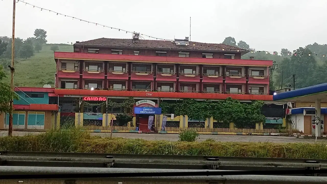Sakarya'da otelde silahlı çatışma: Yaralı ve ölüler var