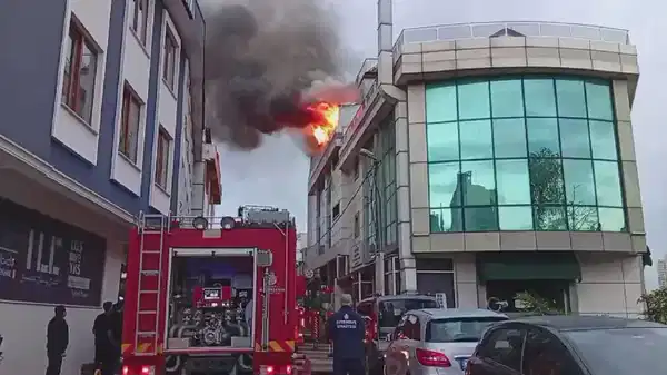 İstanbul'da otel yangını: Çatı katı alevlere teslim oldu!