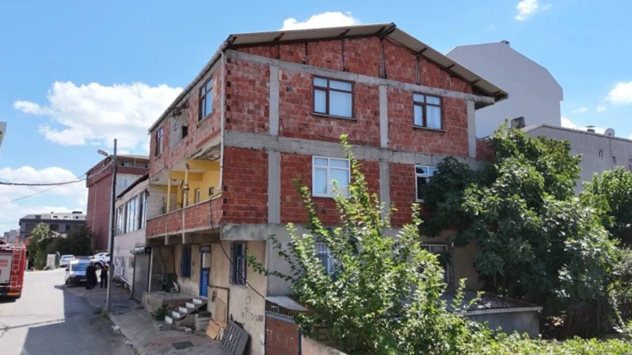 Bursa'daki 3.3'lük deprem sonrası Sultanbeyli'de 3 katlı bina çökme riski nedeniyle boşaltıldı