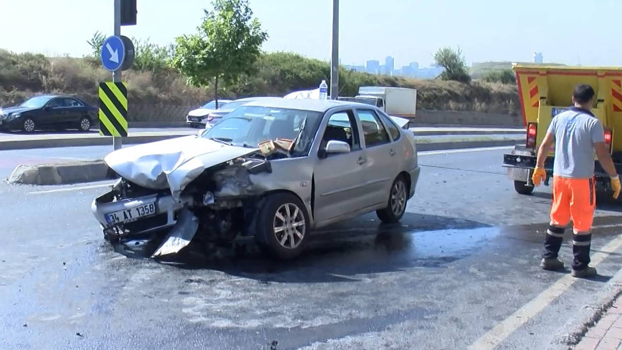 Başakşehir'de korkunç kaza! 2 otomobil kafa kafaya çarpıştı: Yaralılar var!