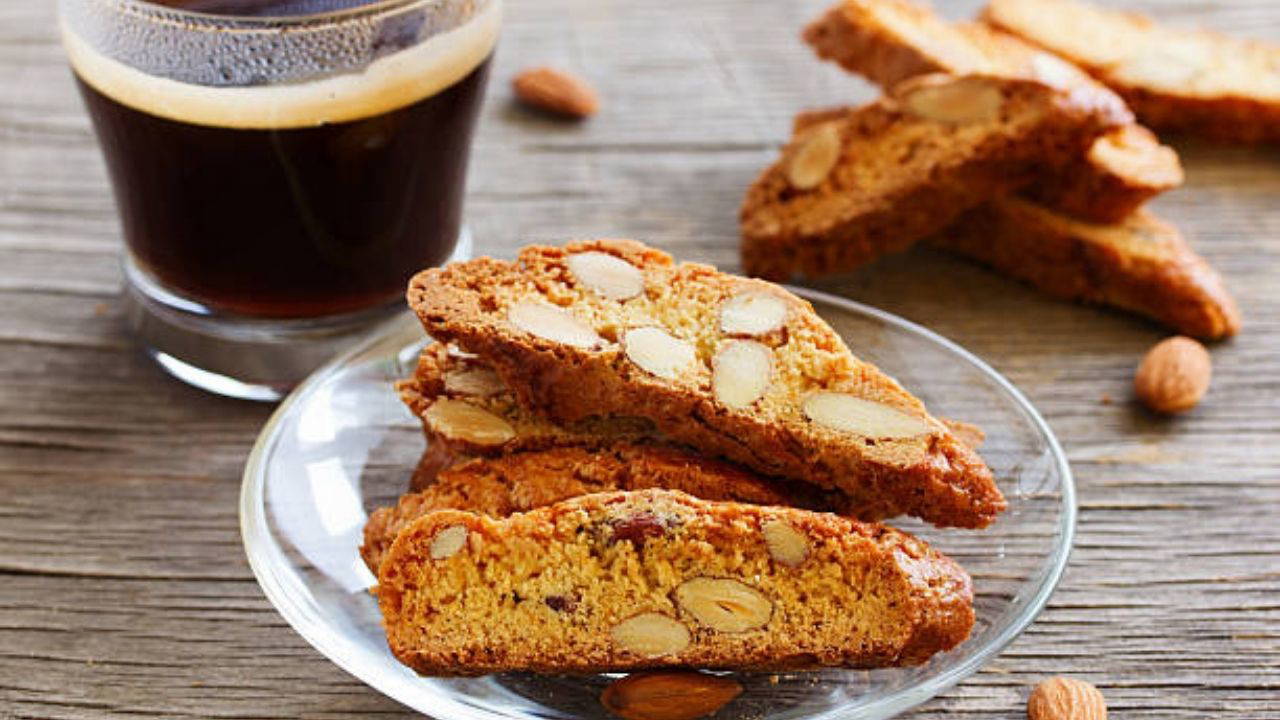 Çay saatlerine çok yakışan kıtır kıtır lezzet: Cantuccini tarifi