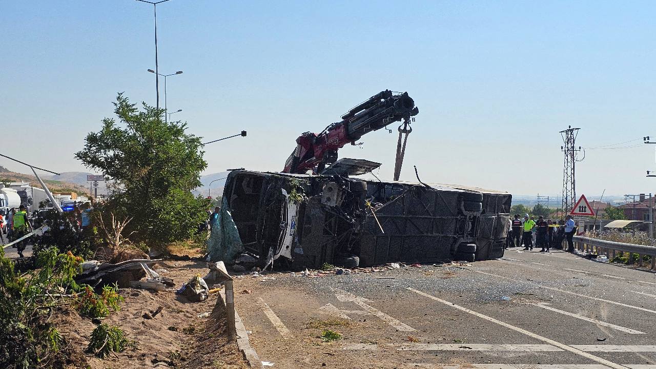 Kayseri'de feci kaza... Yolcu otobüsü devrildi: Çok sayıda yaralı var