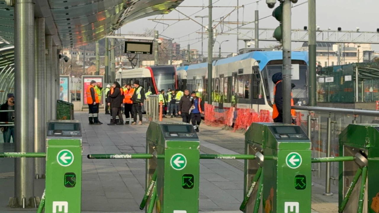 İstanbul'da raydan çıkan tramvaylar çarpıştı!