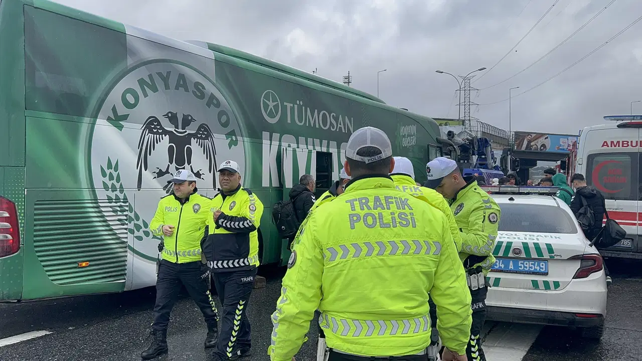 Son dakika... Konyaspor U-19 futbol takımını taşıyan otobüs kaza yaptı!