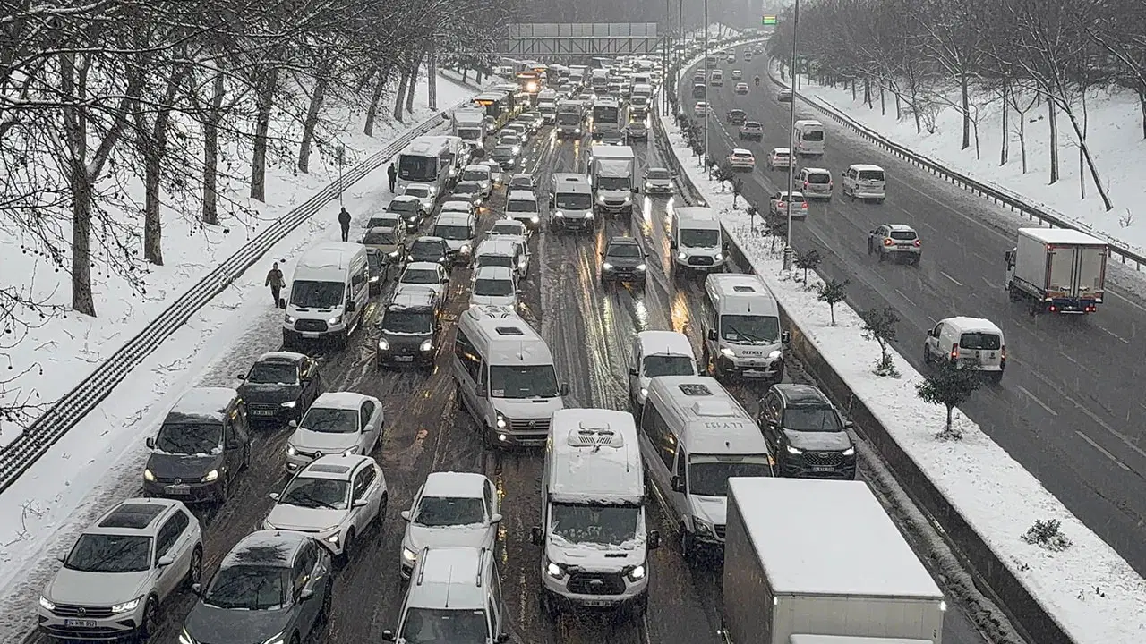 Kar yağışı etkisini sürdürüyor: Trafik yoğunluğu yüzde 80