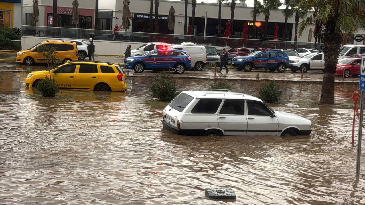 Bodrum'da sağanak: Cadde sokaklar göle döndü, araçlar yolda kaldı!